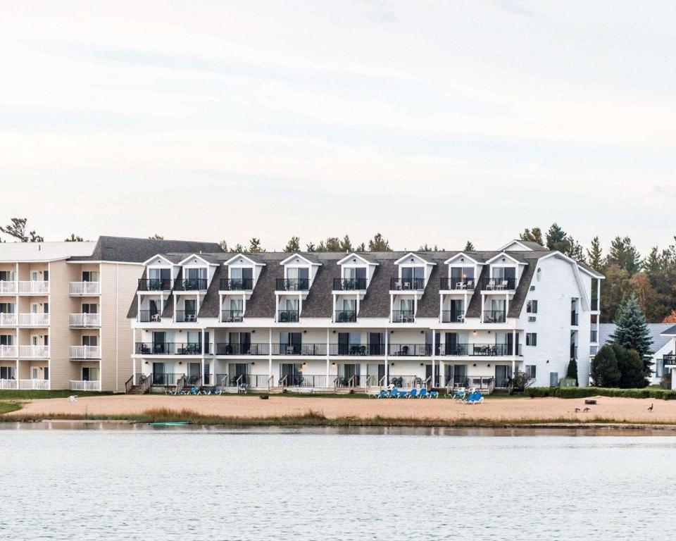 Quality Inn & Suites Beachfront photo