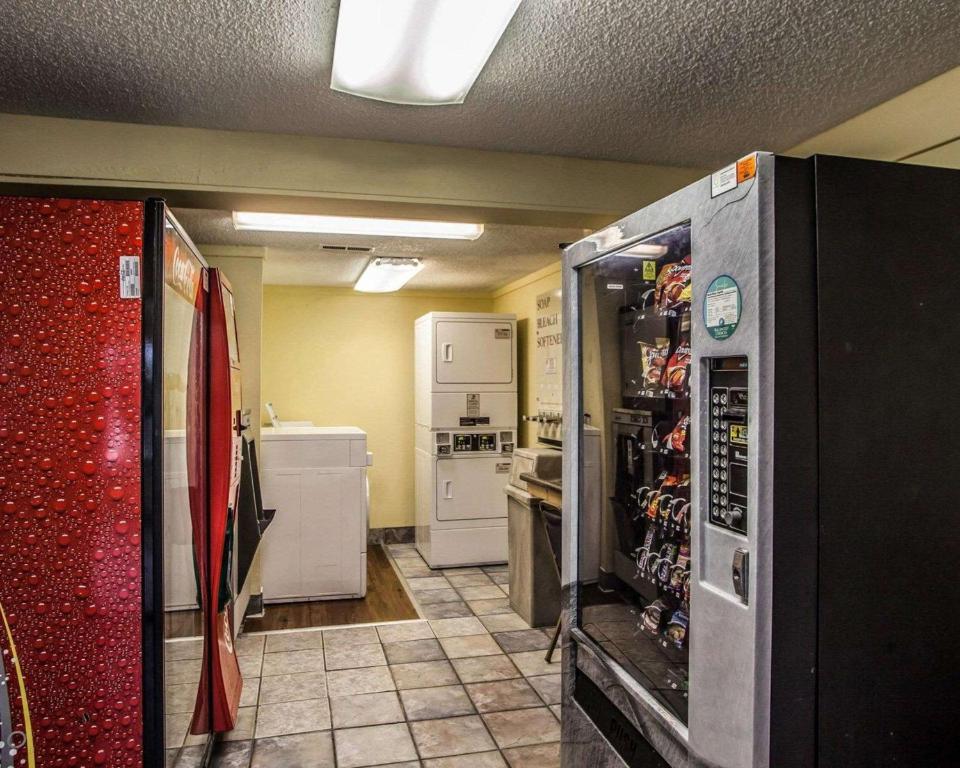 Rodeway Inn Saint Charles Photo 8