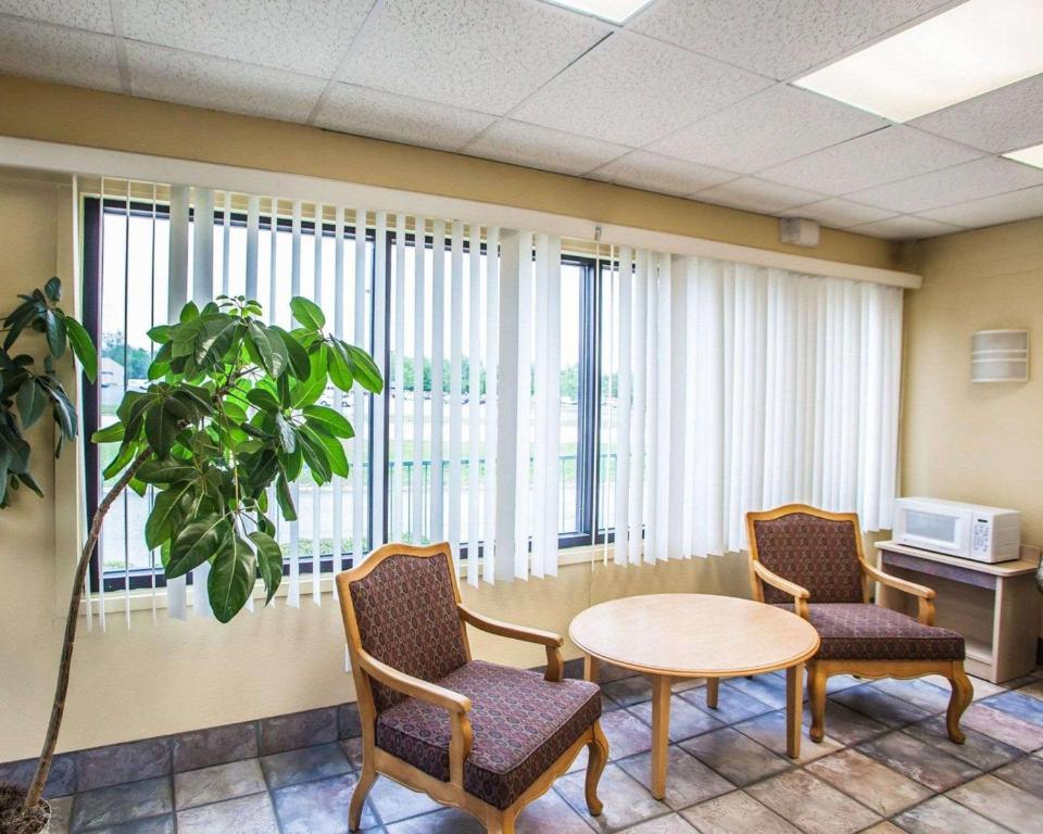 Rodeway Inn Saint Charles Photo 14