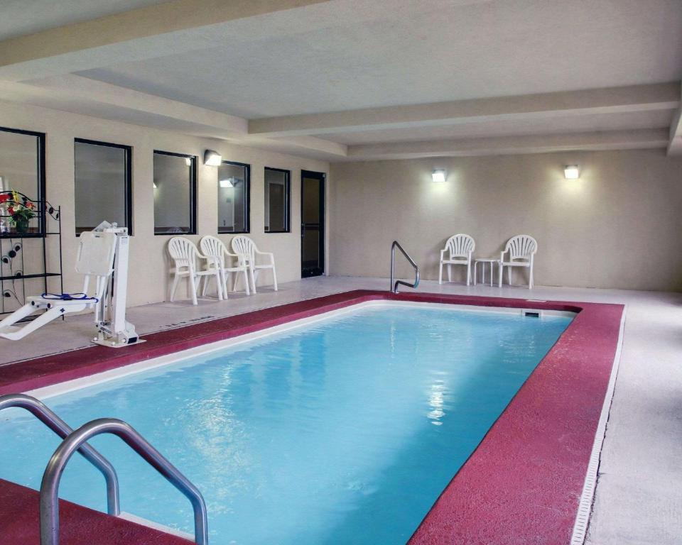Columbia Inn & Suites 전경