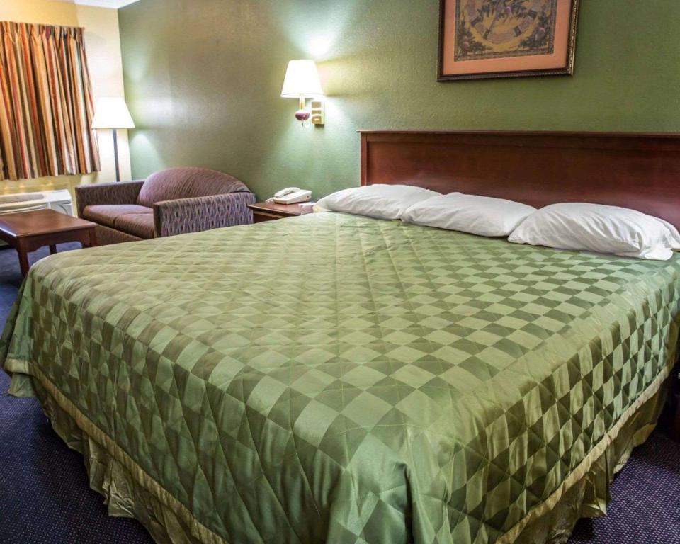 Rodeway Inn & Suites Plymouth Photo 2