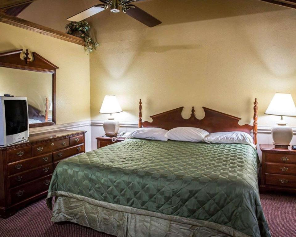 Rodeway Inn & Suites Plymouth Photo 8