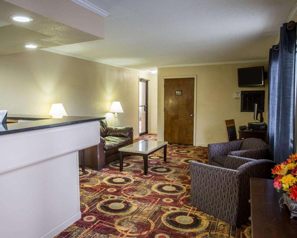 Rodeway Inn & Suites Plymouth Photo 19