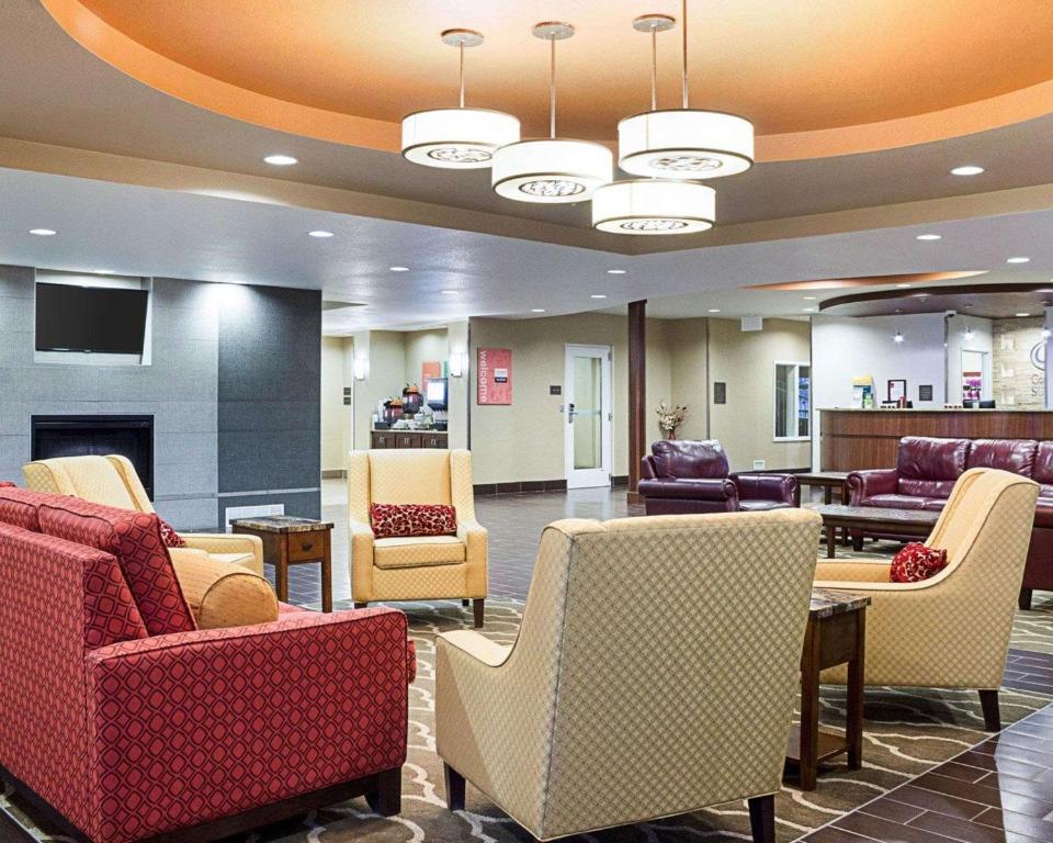 Comfort Suites Minot South フロント・ロビー