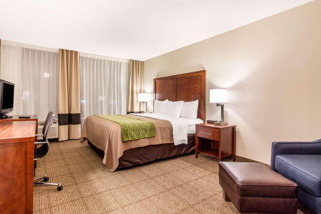 Comfort Inn & Suites Omaha - Photo 3 of 43