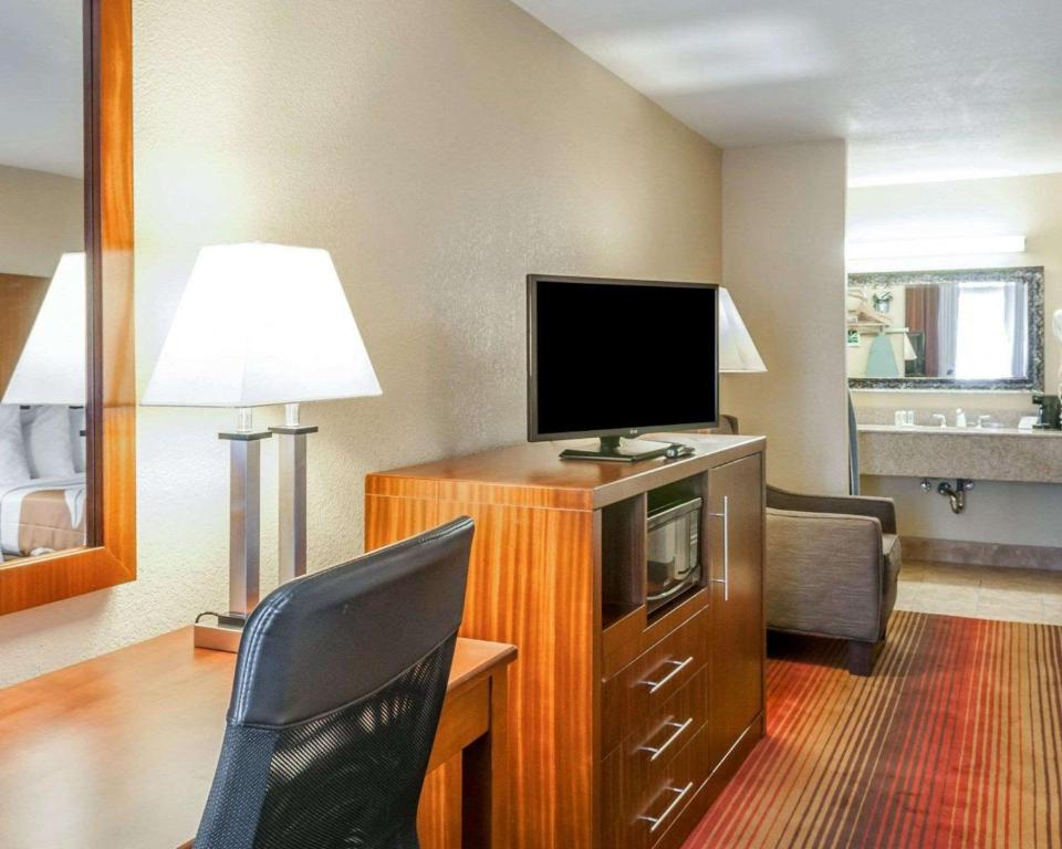 Quality Inn & Suites Albuquerque West Photo 1
