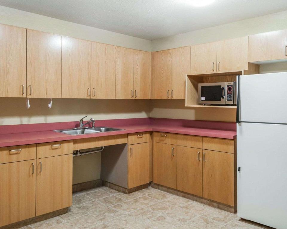 Quality Inn & Suites Albuquerque West Photo 18