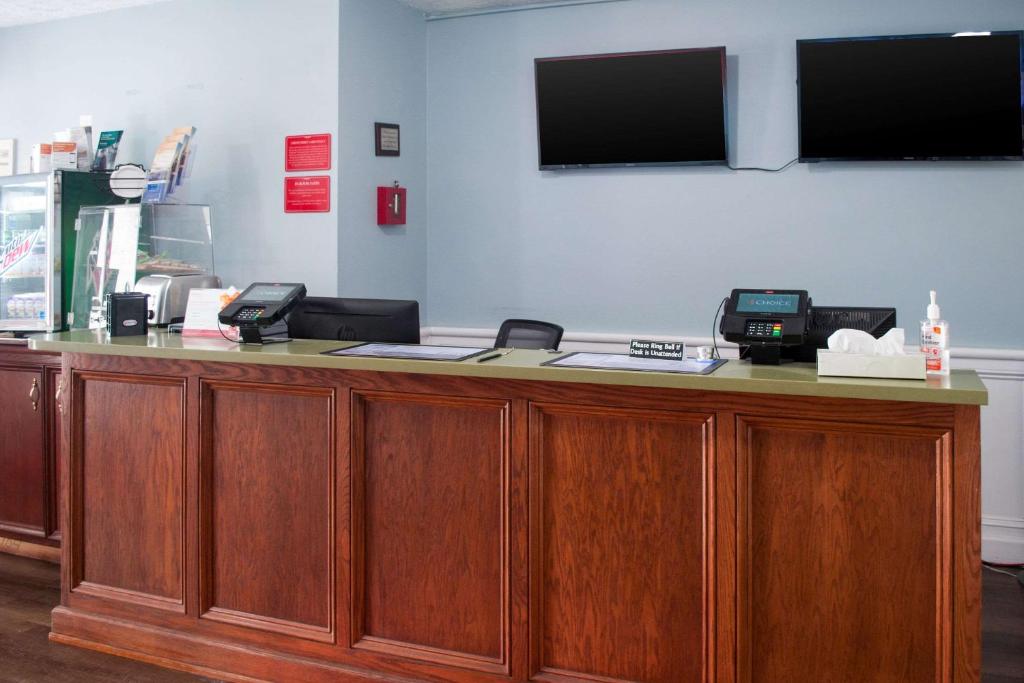 Econo Lodge Inn & Suites South photo