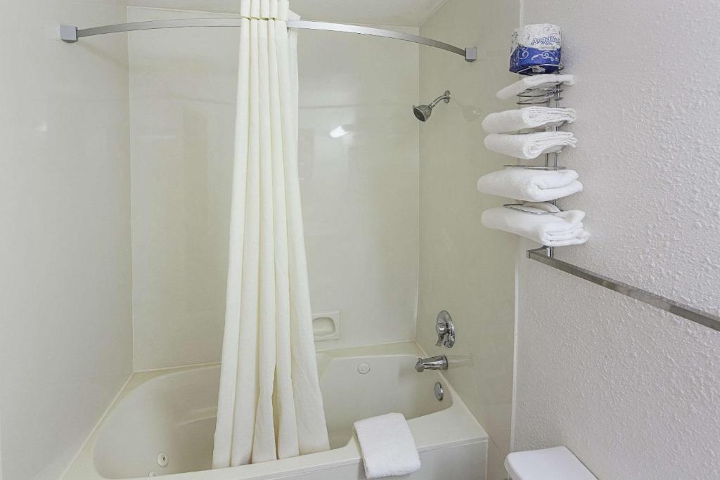 Rodeway Inn photo