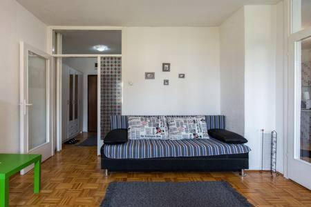 Dunavski Kej 9 — Hotel in Belgrade
