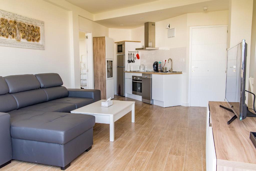 New Apartment Near the Beach & Train Station in Club Playa Flores - 3
