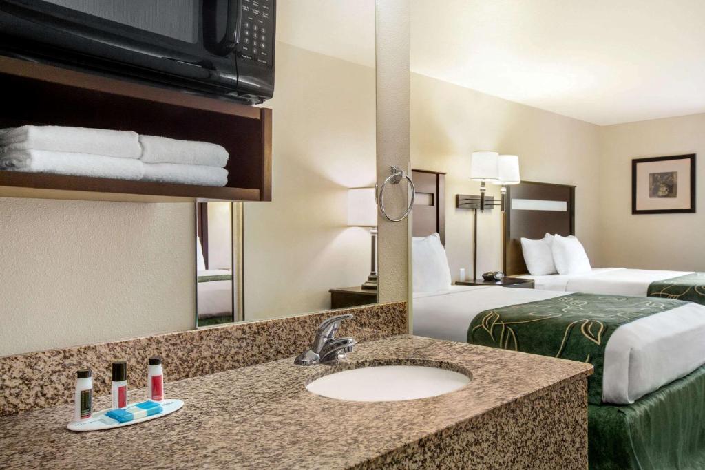 Travelodge by Wyndham Livonia photo