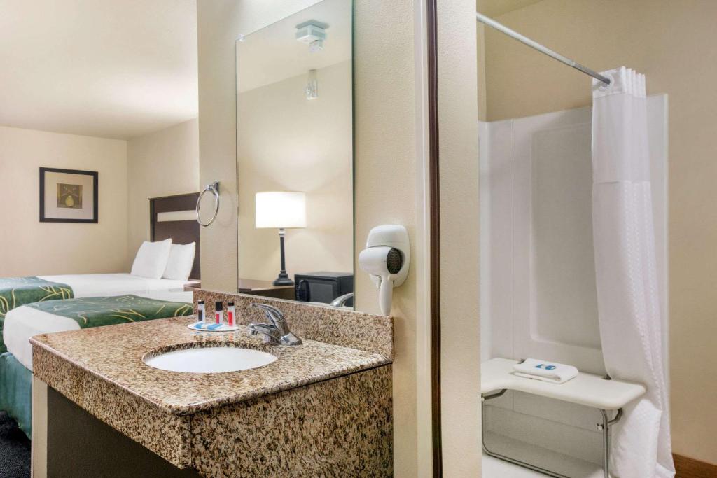 Travelodge by Wyndham Livonia photo