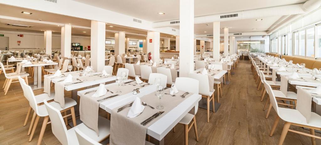 Apartamentos Globales Lord Nelson — Restaurant & bars in Santo Tomas, Balearic Islands