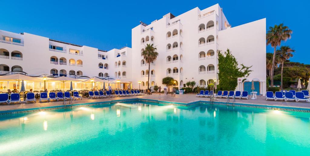 Apartamentos Globales Lord Nelson — Swimming pool in Santo Tomas, Balearic Islands