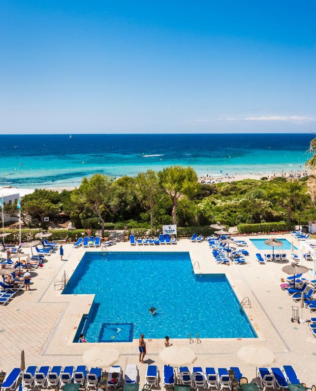 Apartamentos Globales Lord Nelson — Swimming pool in Santo Tomas, Balearic Islands