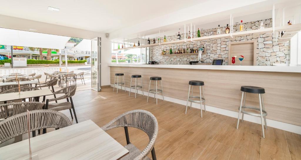 Apartamentos Globales Lord Nelson — Restaurant & bars in Santo Tomas, Balearic Islands