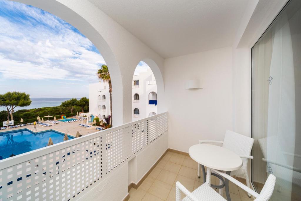 Apartamentos Globales Lord Nelson — Swimming pool in Santo Tomas, Balearic Islands