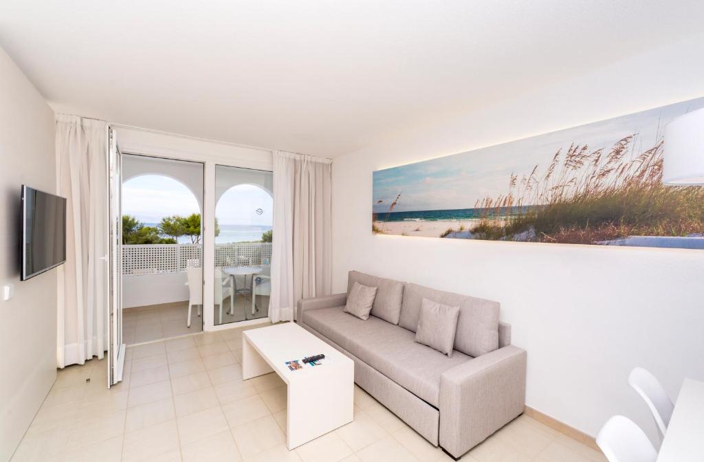Apartamentos Globales Lord Nelson — Hotel rooms in Santo Tomas, Balearic Islands