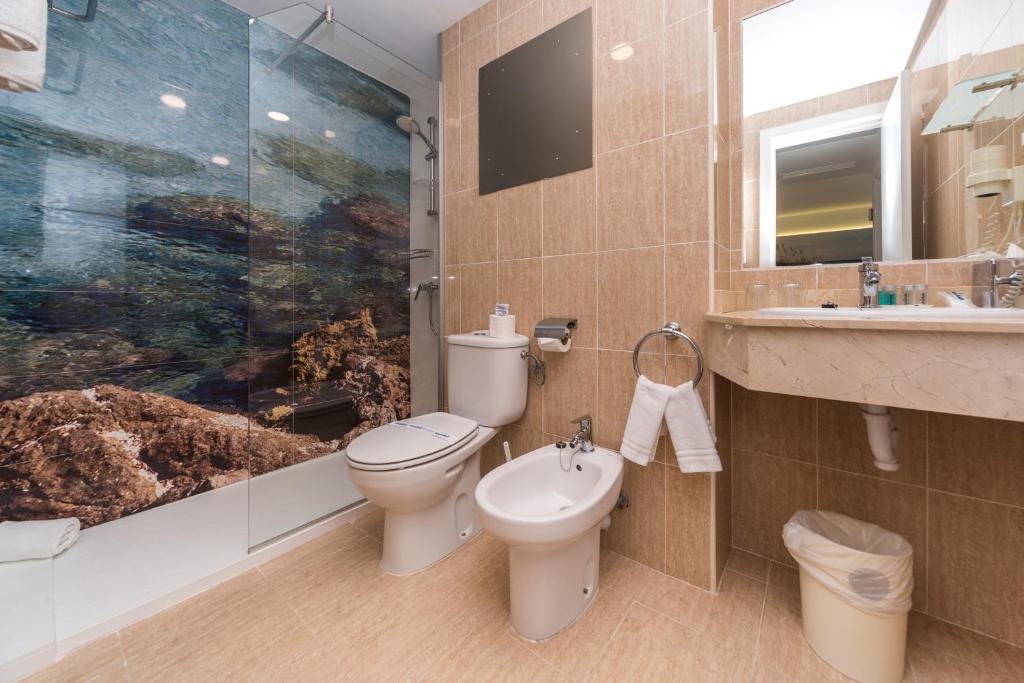 Apartamentos Globales Lord Nelson — Hotel rooms in Santo Tomas, Balearic Islands