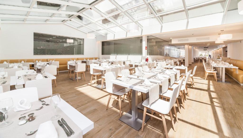 Apartamentos Globales Lord Nelson — Restaurant & bars in Santo Tomas, Balearic Islands