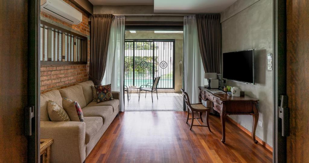 Shared lounge/TV area