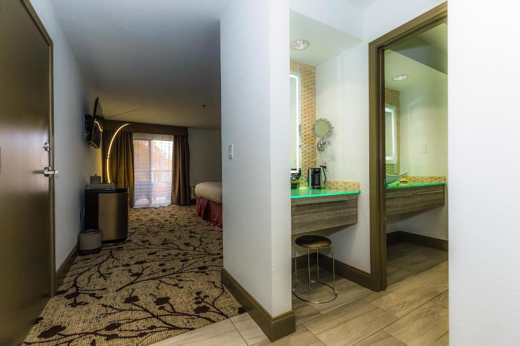 Regalia Hotel & Conference Center photo