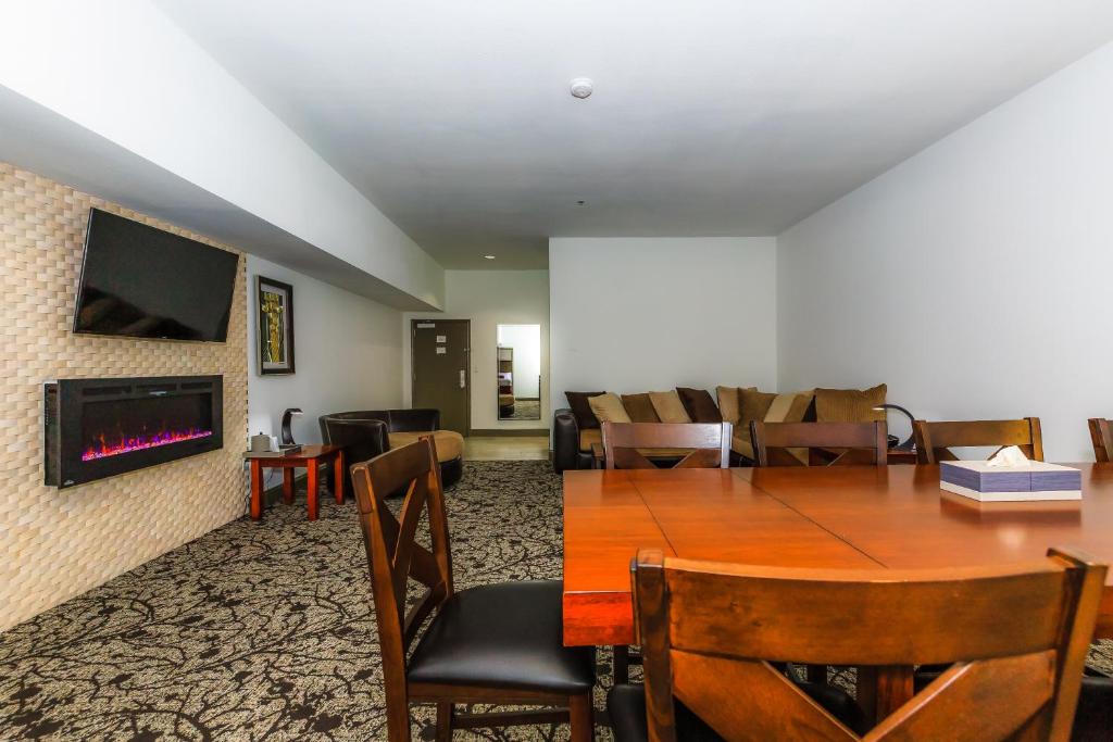 Regalia Hotel & Conference Center photo