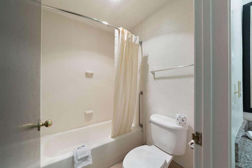 Motel 6-San Antonio, TX - Fiesta Trails photo