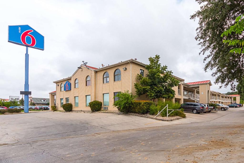 Motel 6-San Antonio, TX - Fiesta Trails — Hotel in San Antonio (TX)