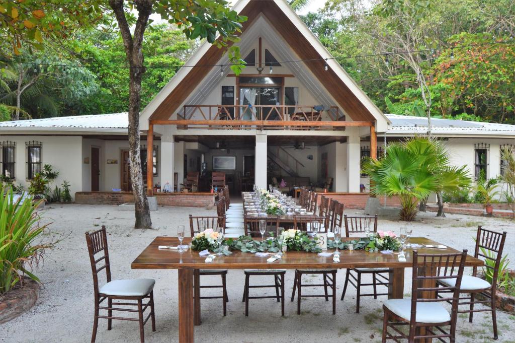 Banquet hall, Casa Cecilia Beach Front in Santa Teresa