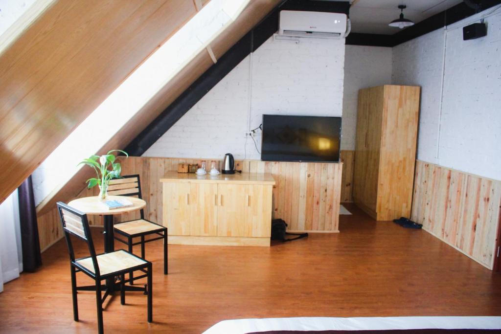 Shared lounge/TV area