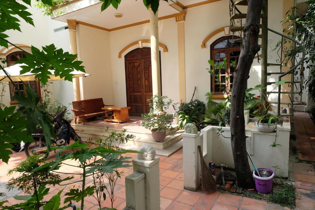 Moon house tropical garden - Valentine photo