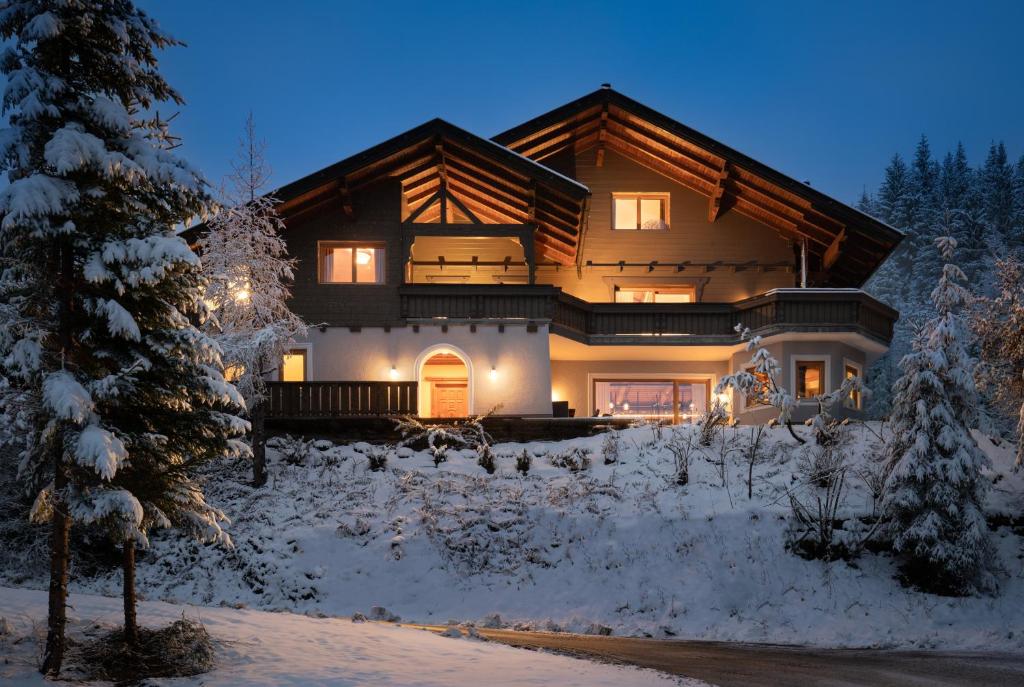 Designferienhaus Luxus Bergchalet XXL Ski In-Out Snow Space Wagrain Flachau - 1