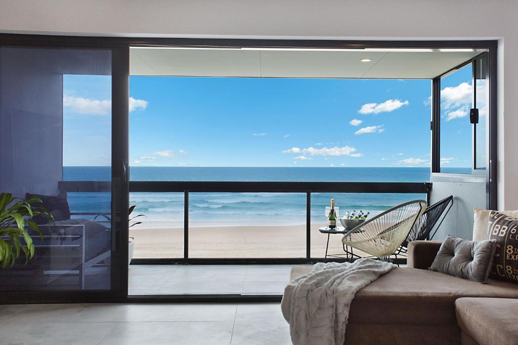 Absolute Beach Front Renovated 3 Bdrm 2 Bath App, Gold Coast