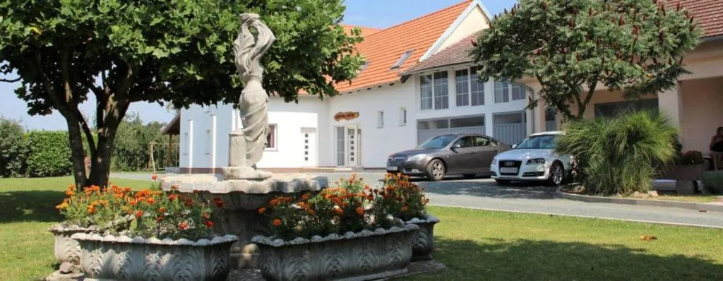 LONJSKI DVORI，位于库蒂纳的酒店