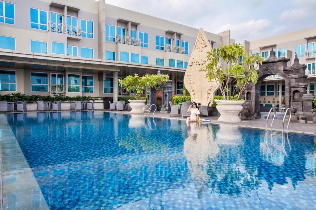 グランド メルキュール ジョグジャカルタ アジ スチプト (Grand Mercure Yogyakarta Adi Sucipto) スイミングプール
