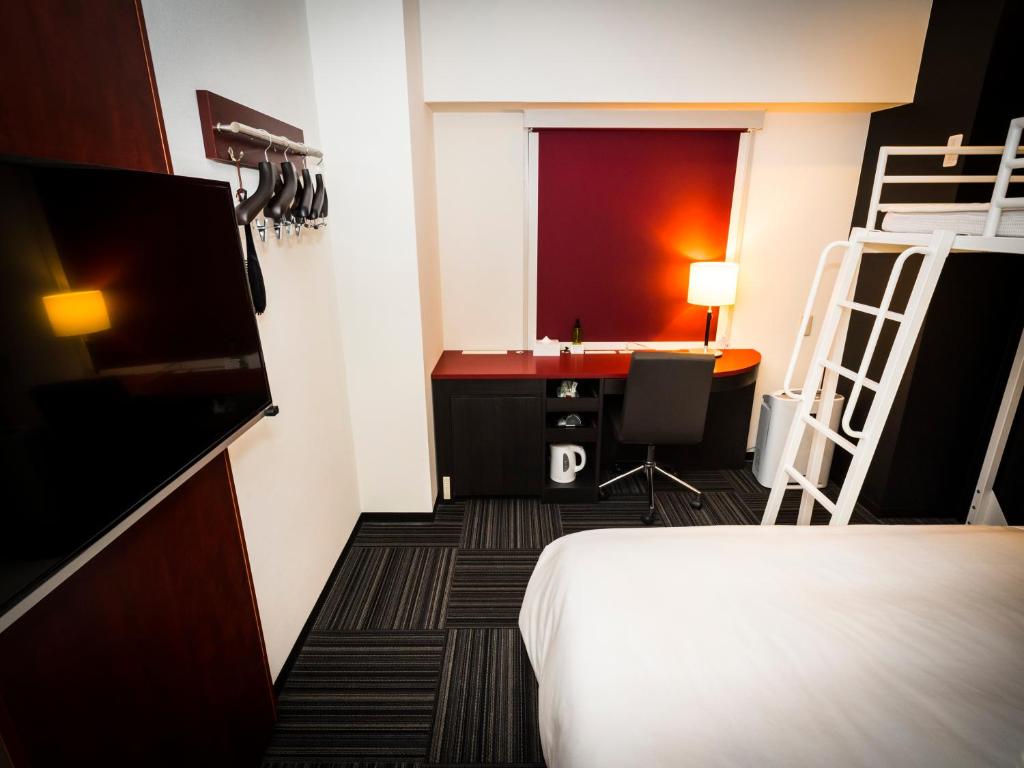 Hotel Room 5
