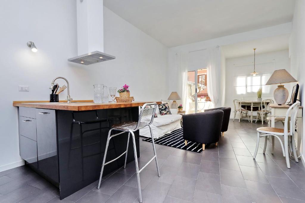 Monti charming apartment - Rome short let Service photo
