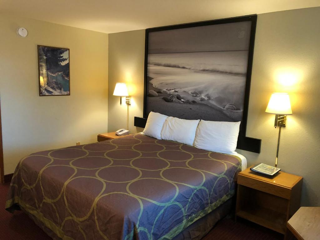 Super 8 By Wyndham Crescent City photo