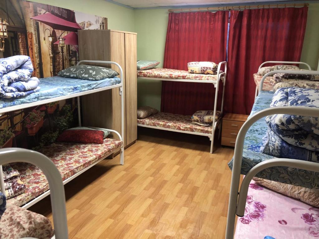 Хостел найс красногорск. Общежитие в красногорске. Хостел nice москва. Общежитие в красногорске. Кровать двухъярусная в общаге.