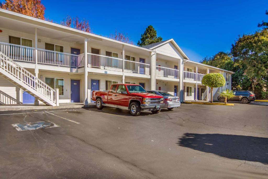 Motel 6 Portland Mall - 205 — Hotel in Portland (OR)