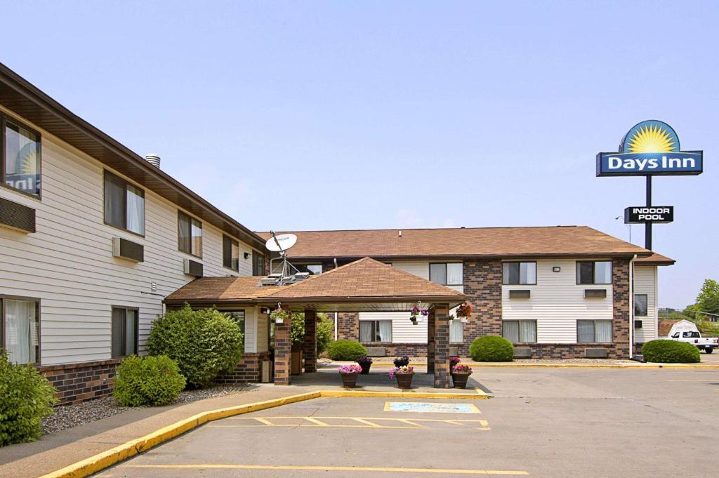 Days Inn & Suites by Wyndham Davenport East, Davenport