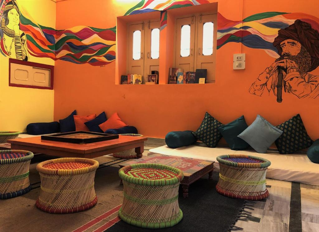 Jaisalmer Hostel Crowd의 활기찬 분위기의 공용 공간 이미지