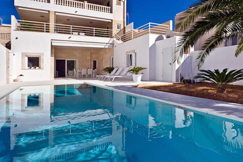 Marieta Bajos, Colonia Sant Jordi