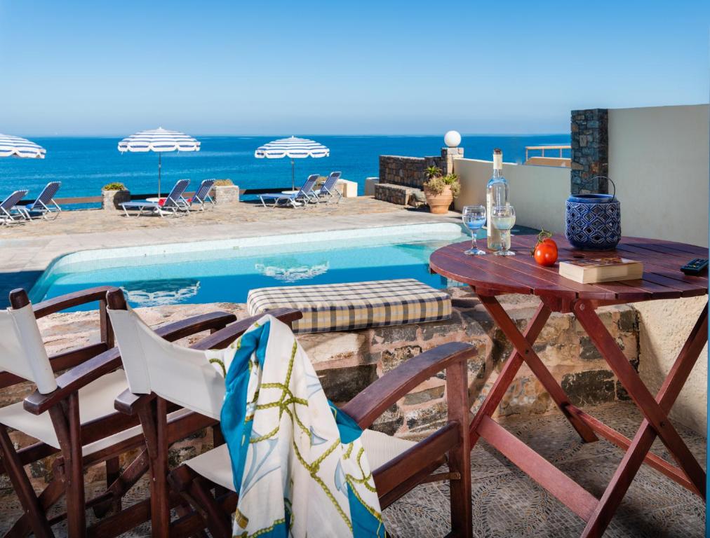 Porto Sisi Hotel Apartments バルコニー/テラス