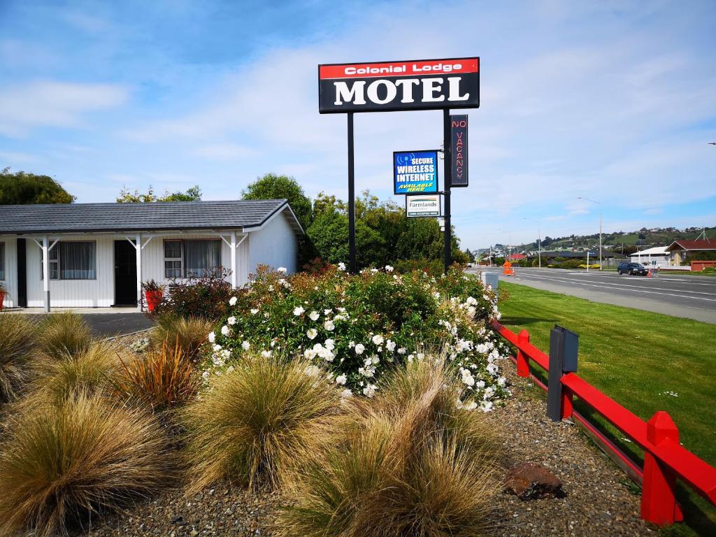 Colonial Lodge Motel photo