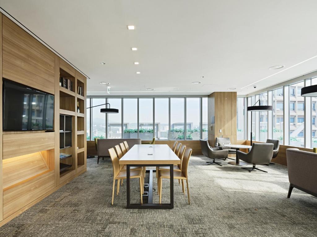 Shared lounge/TV area