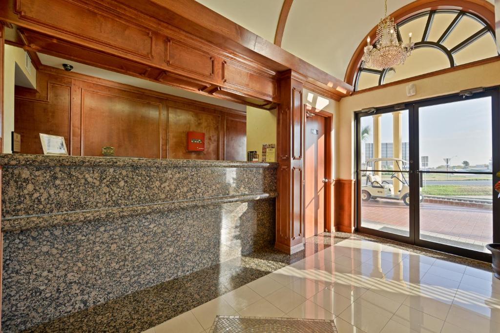 Super 8 By Wyndham Corpus Christi Northwest photo
