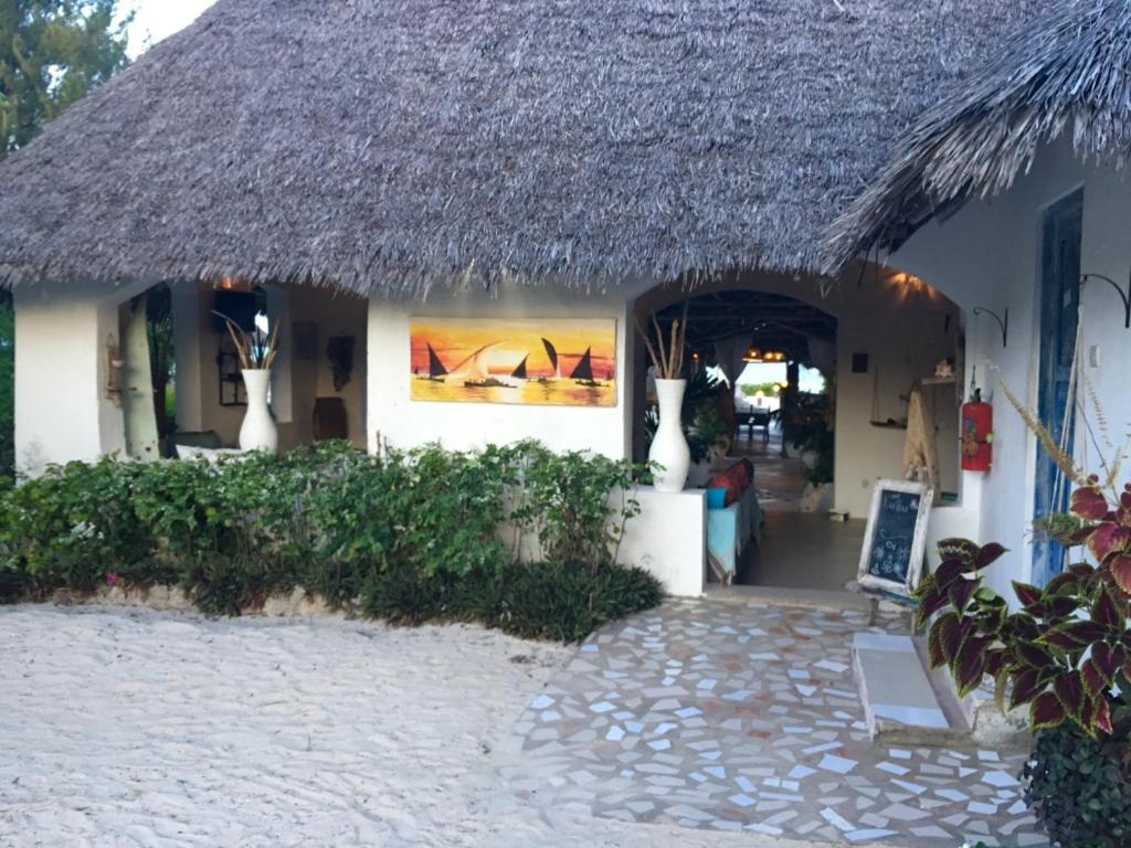 Driftwood Beach Lodge photo
